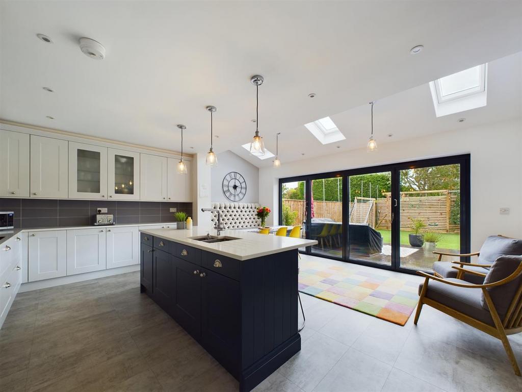 Kitchen 1.jpg