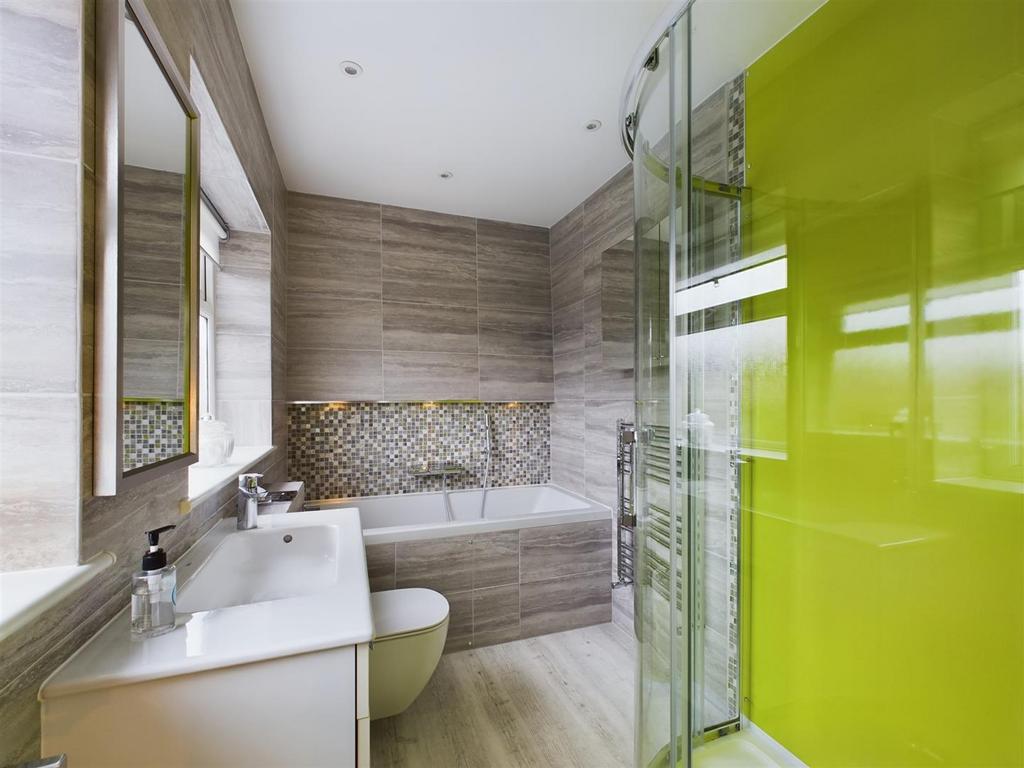 Ensuite 1.jpg