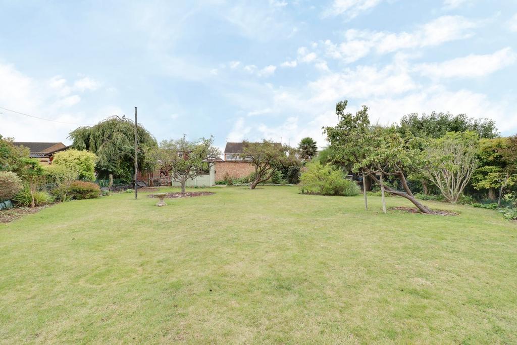King Edward Avenue, Rainham RM13 3 bed detached bungalow for sale £550,000