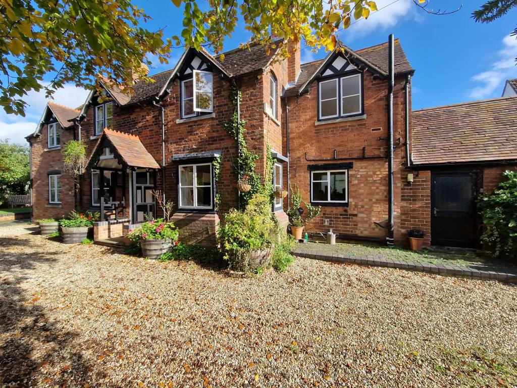 AstonOnCarrant, Tewkesbury, Gloucestershire 3 bed detached house for