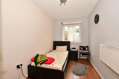 2 bedroom ground floor flat for sale - Chamberlain Close, Ilford, Essex