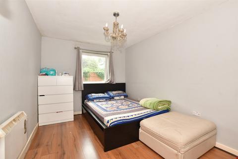 2 bedroom ground floor flat for sale, Chamberlain Close, Ilford, Essex