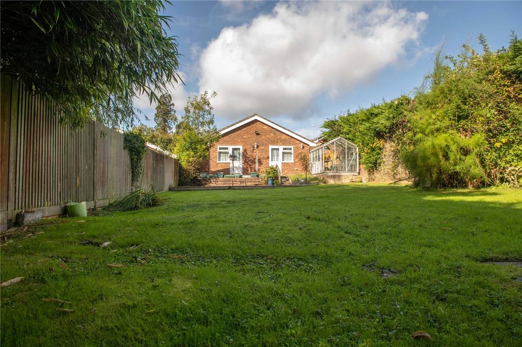 Hunters Way, Uckfield, East Sussex, TN22 3 bed bungalow for sale £450,000