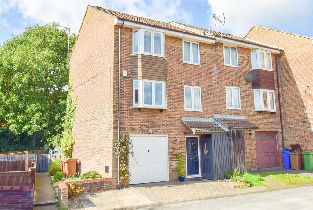 Tower Hill Mews, Hessle 4 bed end of terrace house £235,000