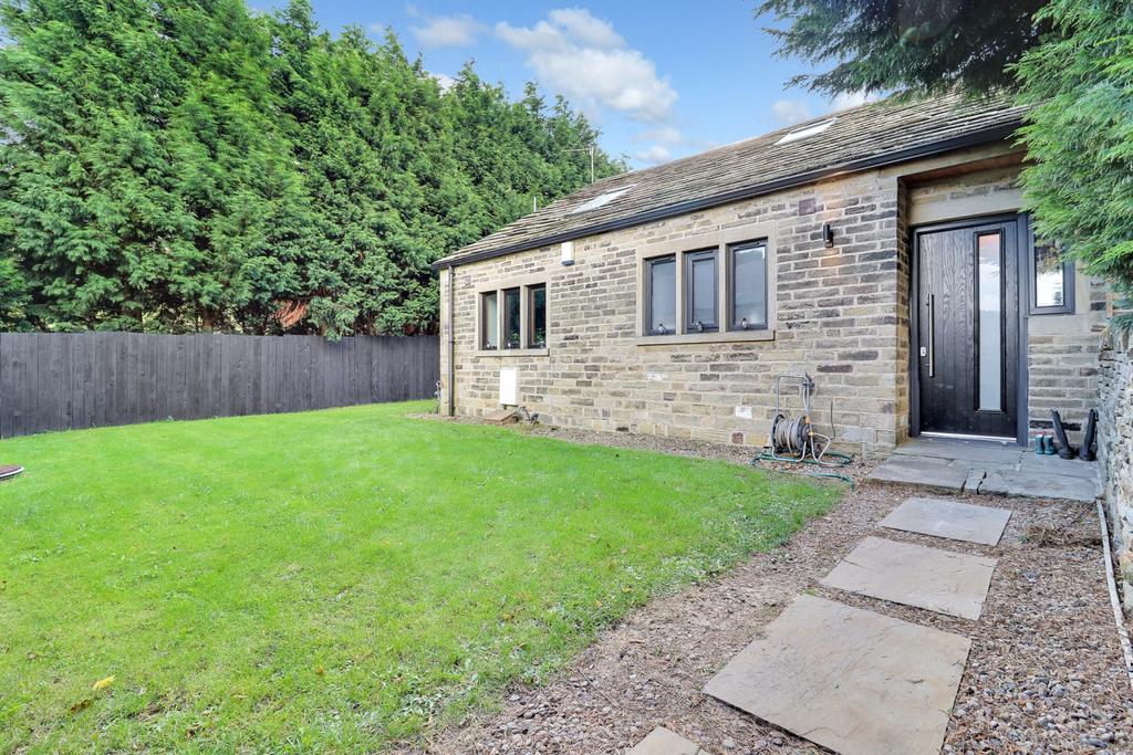 New Hey Road, Huddersfield, West Yorkshire, HD3 3 bed semidetached