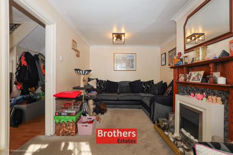 4 bedroom end of terrace house for sale, Viola Avenue, Staines-upon-Thames TW19