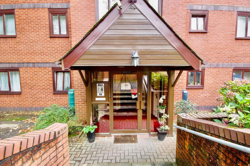 Flat, Evergreen, Stow Park Circle, Newport 2 bed apartment £180,000