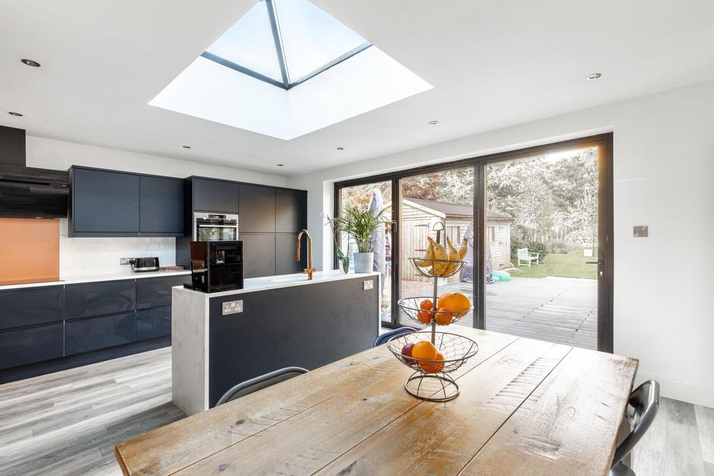 Blackberry Road, Lingfield, RH7 3 bed property to rent £2,650 pcm (£