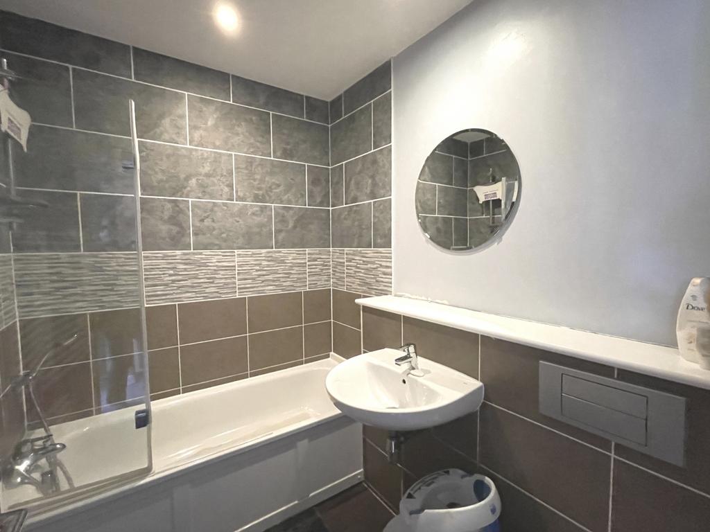 53 Lexington Lounge Family Bathroom
