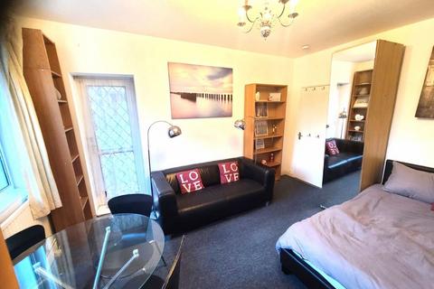 4 bedroom flat to rent - Brickbarn Close, Kings Road, London, SW10