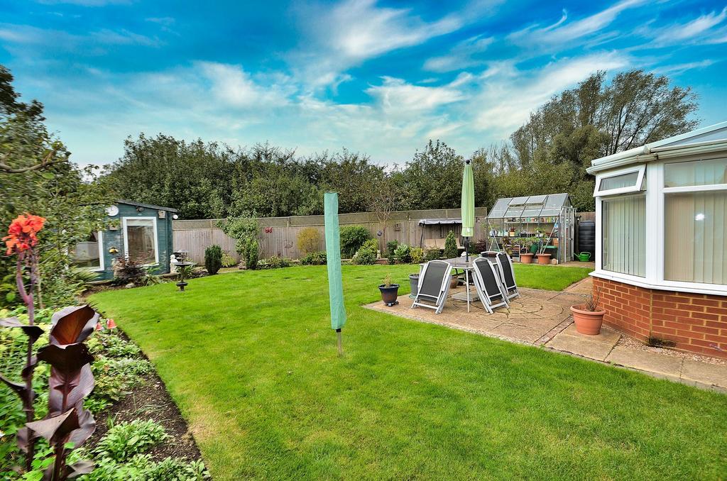 Two Mile Ash, Milton Keynes MK8 3 bed detached bungalow for sale £500,000