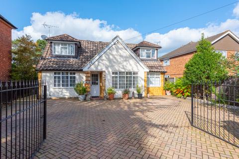 4 bedroom bungalow for sale, Reading Road, Farnborough, GU14