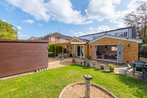 4 bedroom bungalow for sale, Reading Road, Farnborough, GU14