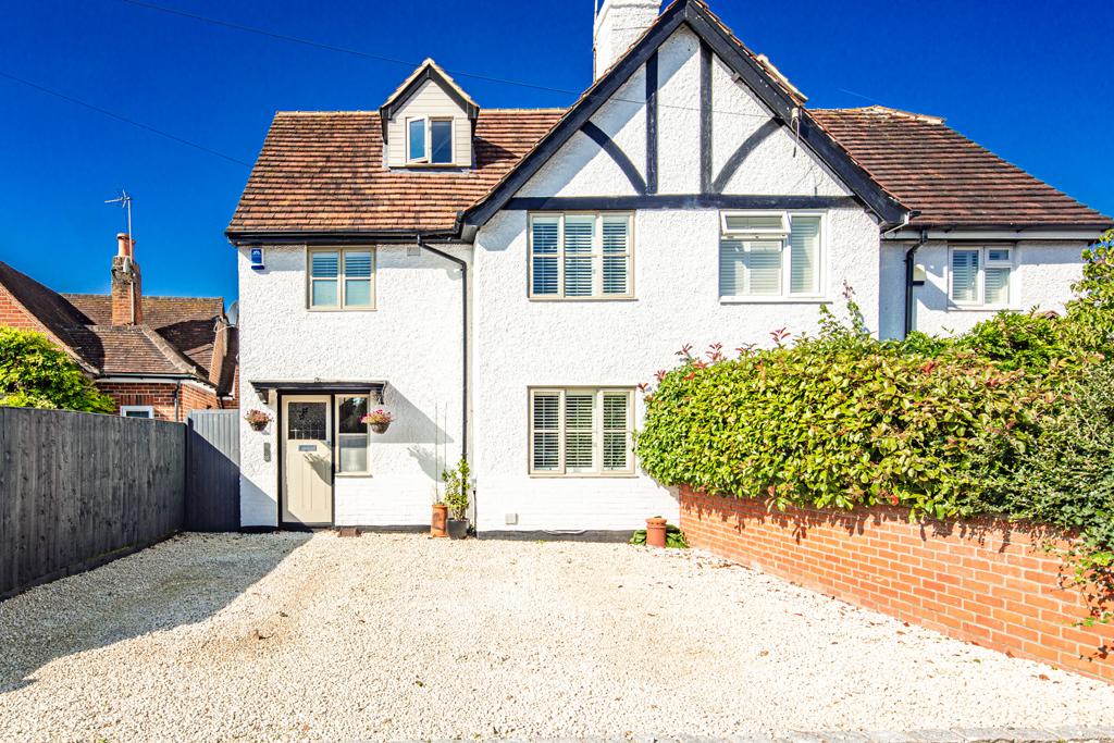22 Horseshoe Road, Pangbourne on Thames, RG8 4 bed property for sale £820,000