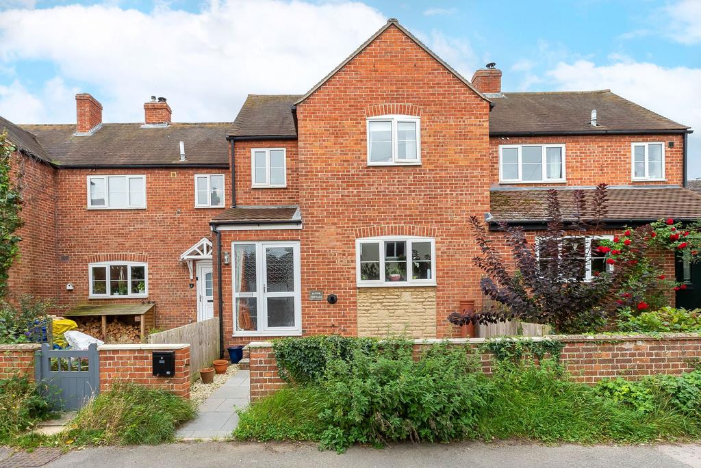 Merton, Bicester OX25 3 bed terraced house for sale £350,000