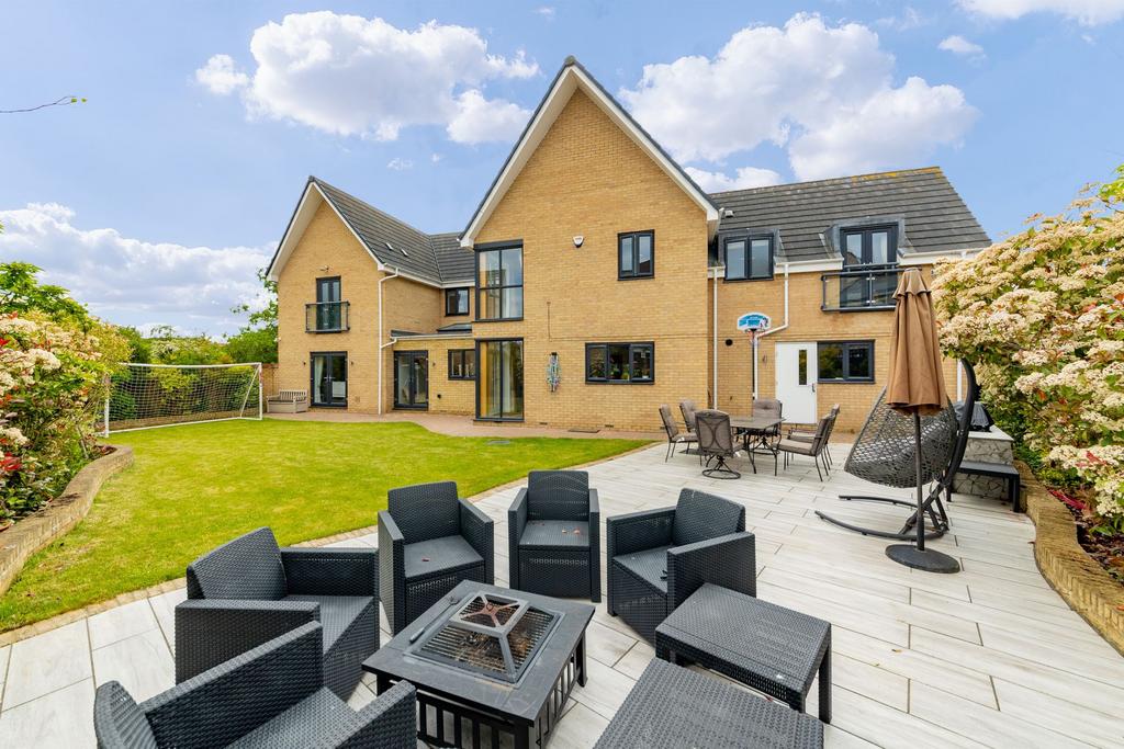 Oxley Park, Milton Keynes MK4 5 bed detached house for sale £1,175,000