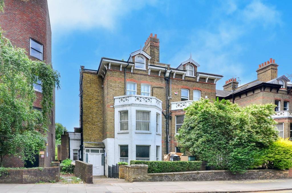Fitzjohns Avenue, Hampstead, London, NW3 3 bed flat to rent £6,500