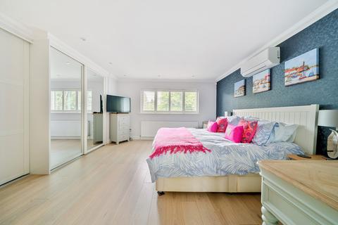 Callings Oak End Way, Woodham, Addlestone, KT15 3DU