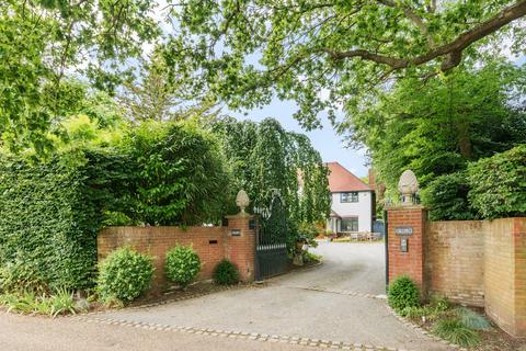 Callings Oak End Way, Woodham, Addlestone, KT15 3DU