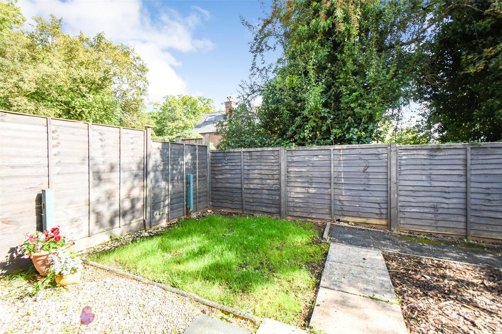 Hook, Hampshire RG27 2 bed terraced house for sale £275,000