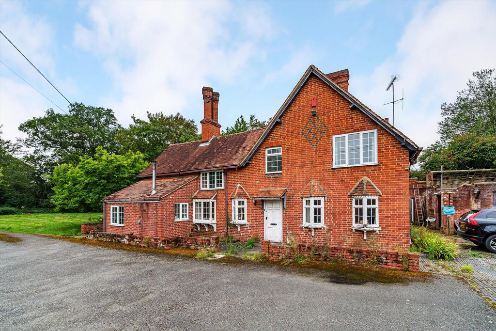 Manor Drive, Shurlock Row, Berkshire, RG10 4 bed detached house for