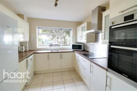 3 bedroom semi-detached house to rent, 3 Bedroom Burnham