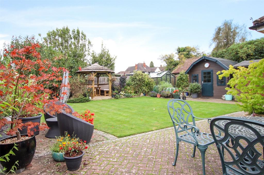 East Grinstead, West Sussex 2 bed bungalow for sale - £530,000