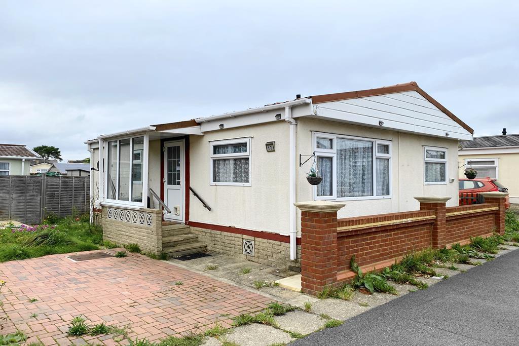 Southampton Road Poulner, Ringwood BH24 1TQ 2 bed detached house for