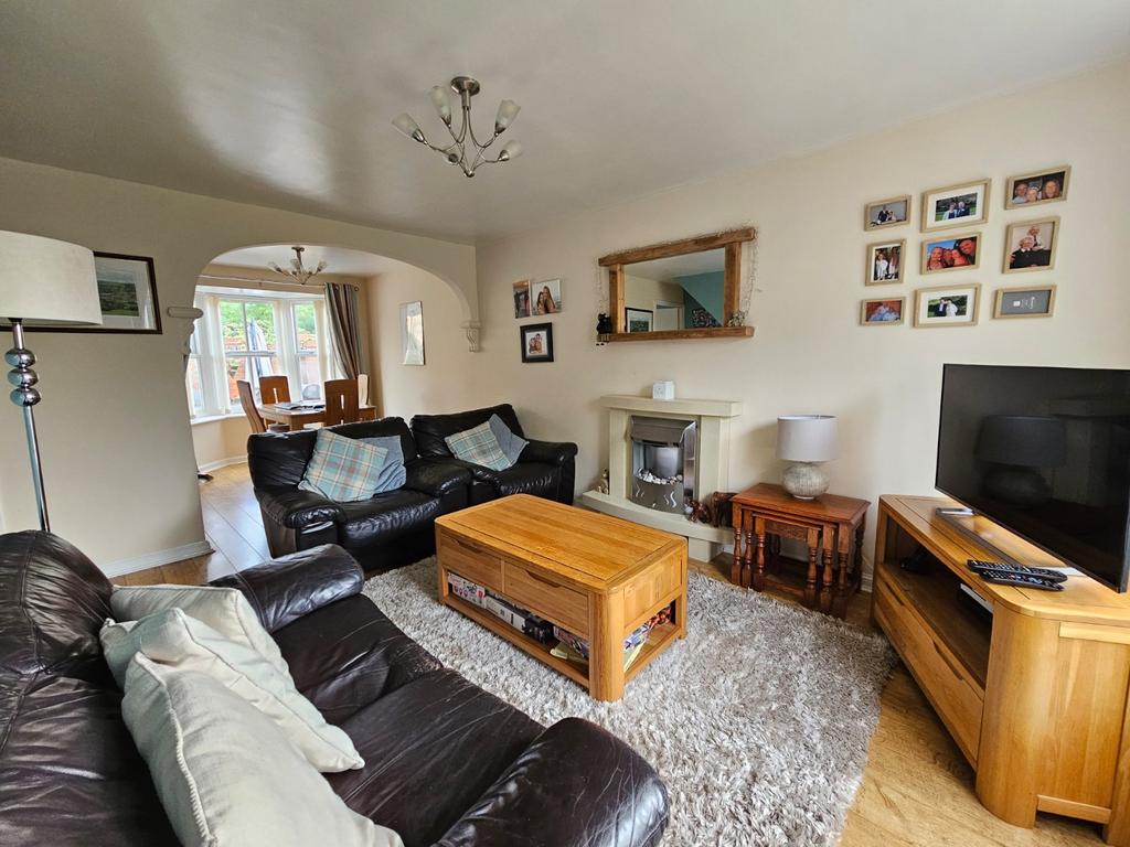 Calder Close, Droitwich, Worcestershire, WR9 3 bed end of terrace house