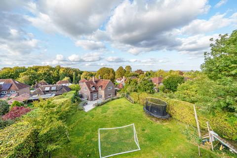62 Manor Way, Guildford, GU2 7RR