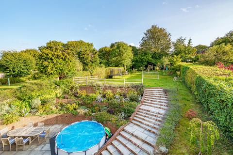 62 Manor Way, Guildford, GU2 7RR