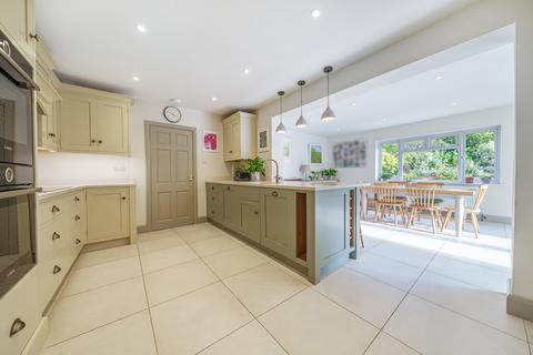62 Manor Way, Guildford, GU2 7RR