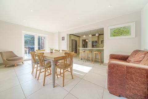 62 Manor Way, Guildford, GU2 7RR