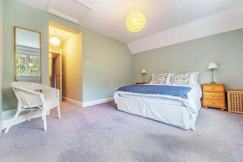 62 Manor Way, Guildford, GU2 7RR