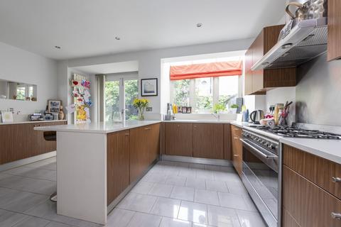 4 bedroom terraced house to rent, Rusham Road, SW12