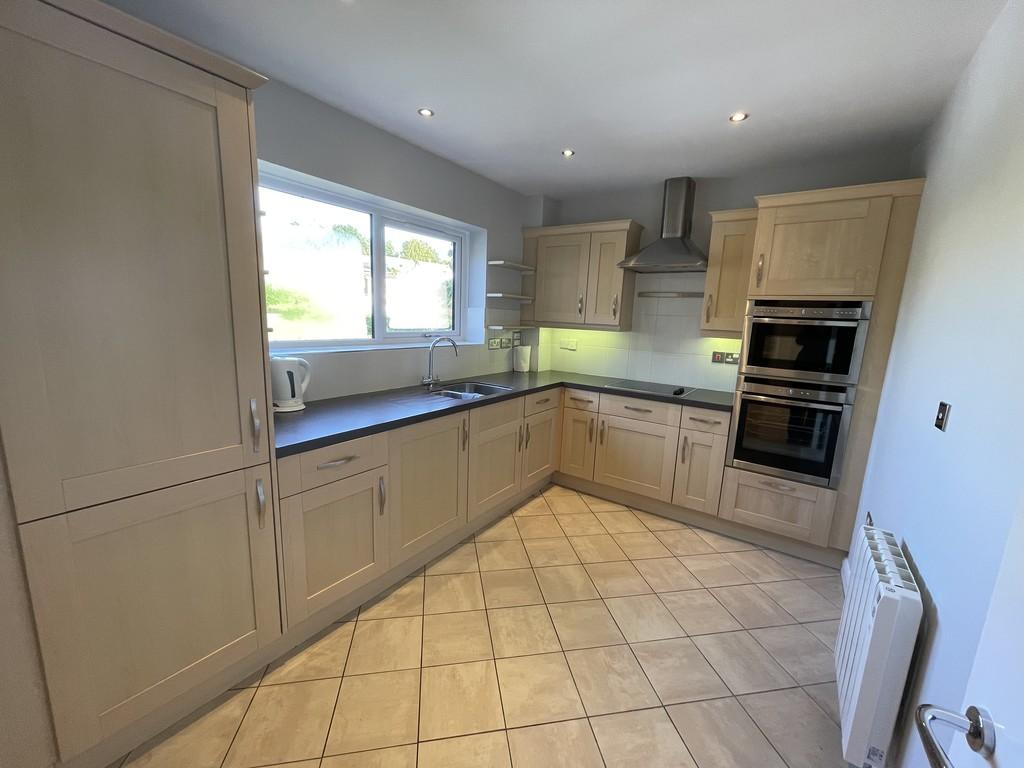 Willow Wong, Burton Joyce, Nottingham 2 bed apartment £1,300 pcm (£