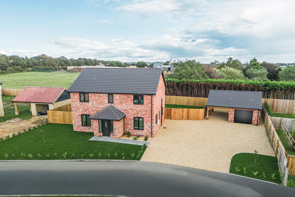 Whittington 4 bed detached house for sale £475,000