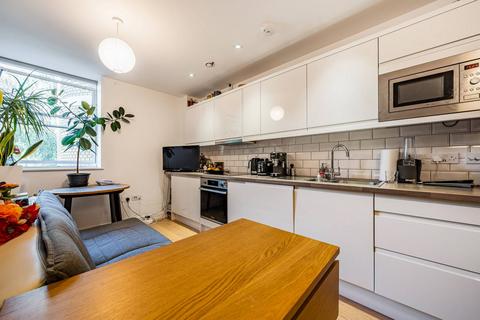 Flat 9, 1b Cricket Green, Mitcham, CR4 4LB