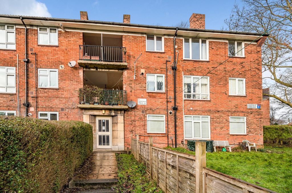 Lingfield Crescent, Moortown, Leeds... 2 bed flat £112,700