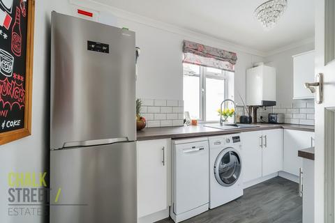 2a Maywin Drive, Hornchurch, RM11 3ST