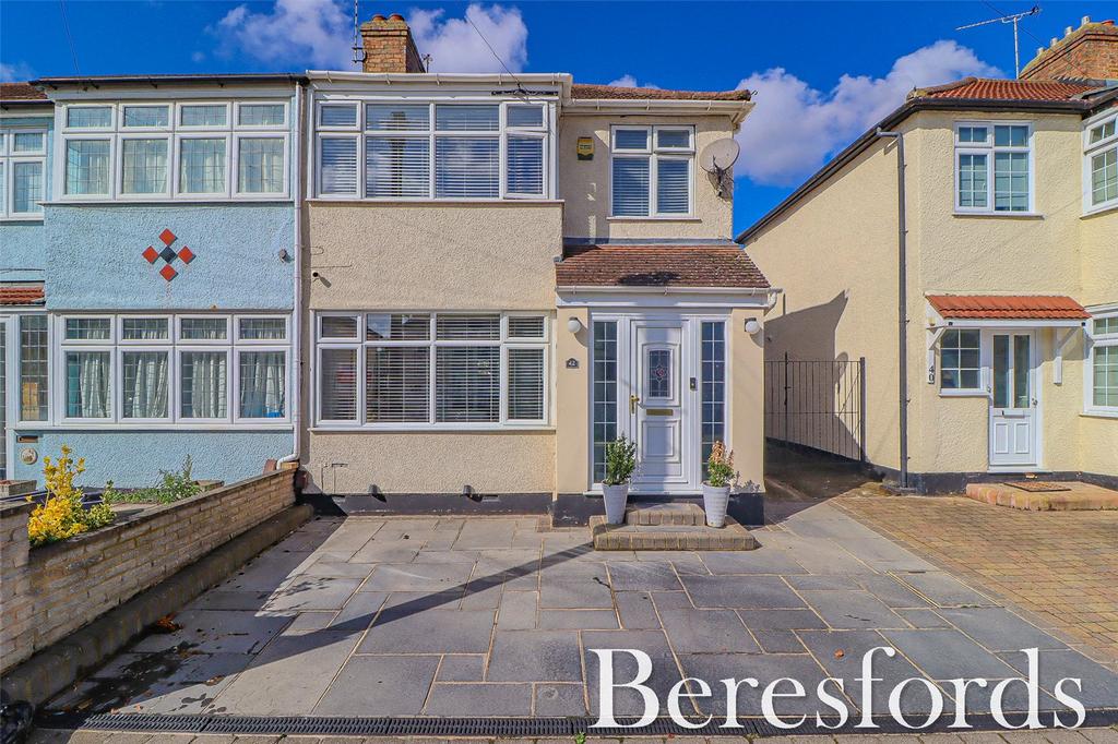 Norfolk Road, Upminster, RM14 3 bed semidetached house for sale £550,000
