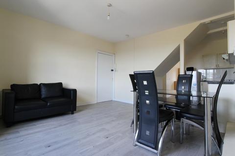 2 bedroom flat to rent, Westow Hill