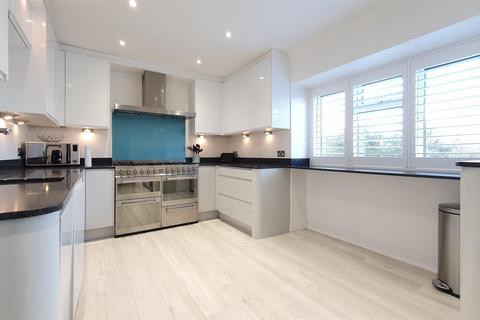 3 bedroom penthouse to rent, Forest Road, Poole
