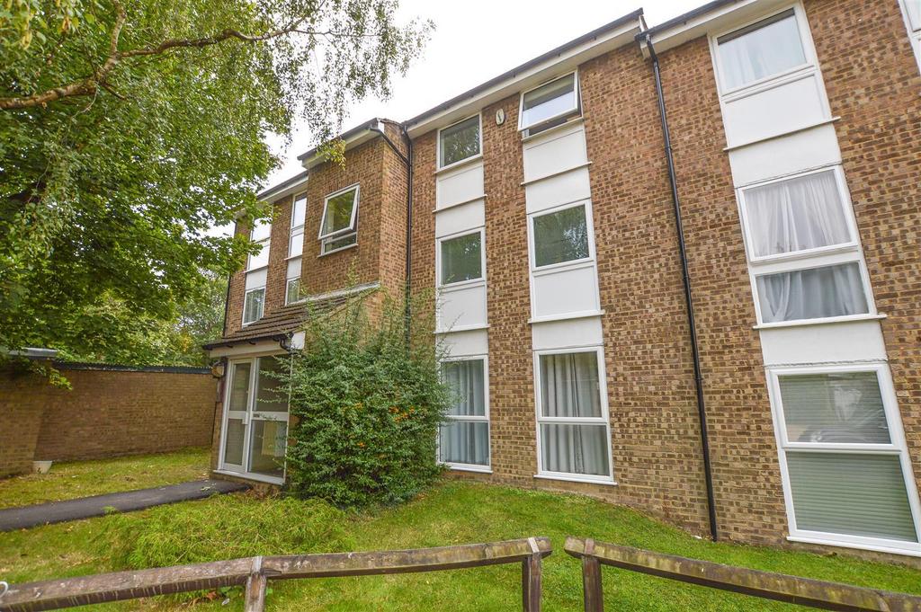 Eskdale, London Colney, St. Albans 2 bed flat for sale £230,000