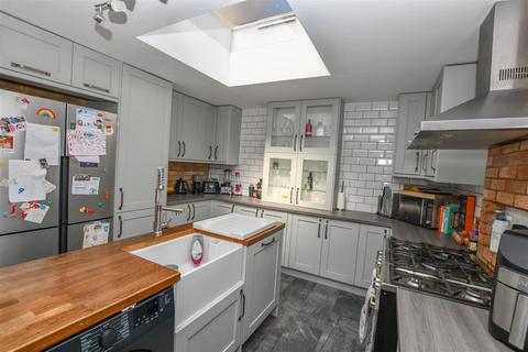 4 bedroom end of terrace house for sale, Wych Elms, Park Street, St. Albans
