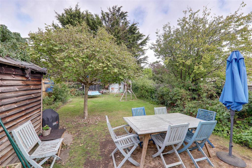 Lavington Road, Thomas A Becket, Worthing 3 bed semidetached house for