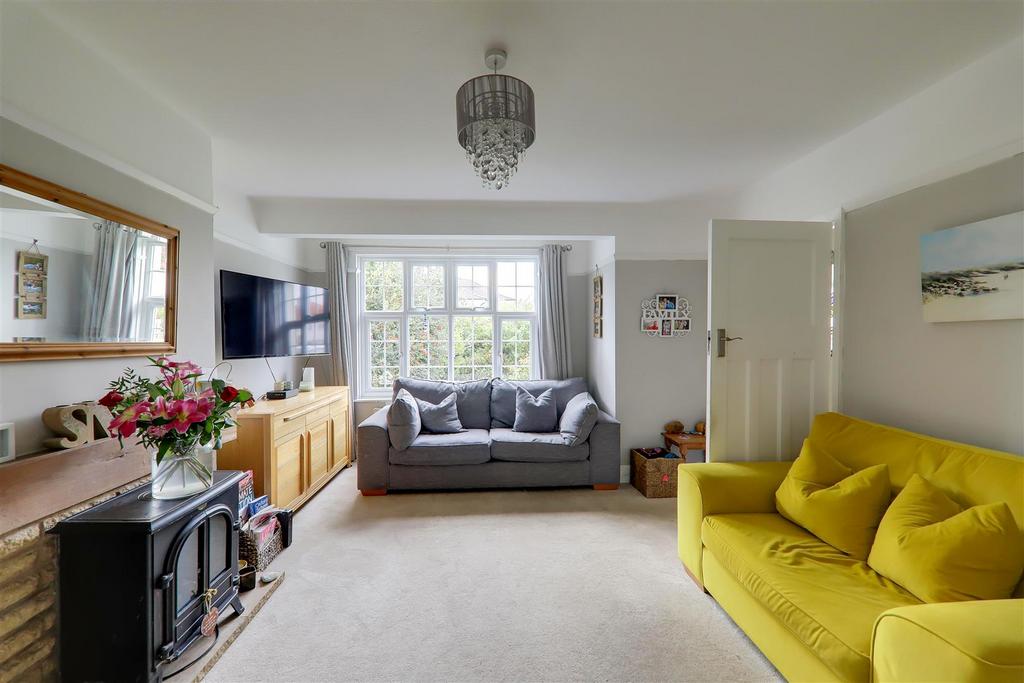 Lavington Road, Thomas A Becket, Worthing 3 bed semidetached house for
