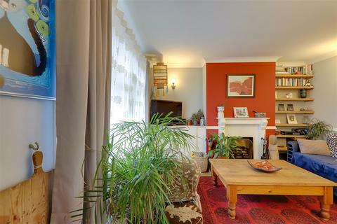 6 The Oval, Findon, Worthing, BN14 0TN