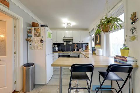 6 The Oval, Findon, Worthing, BN14 0TN