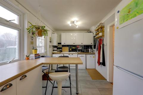 6 The Oval, Findon, Worthing, BN14 0TN